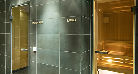 Dampfbad- und Saunaeingang mit Einblick in die Sauna