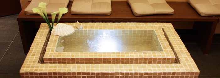 Wasserbecken im Wartebereich des Henricus Spa
